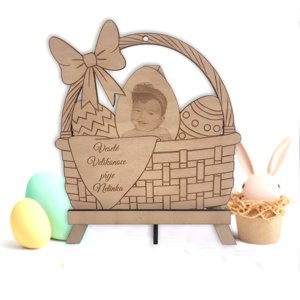Velikonoční dekorace košík s vajíčky a gravírovanou fotkou