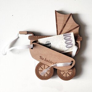Dřevěné pouzdro na peněžní dar k narození dítěte - na kočárek