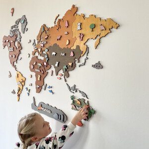 Kreativní dřevěná mapa světa pro děti s motivy na přání